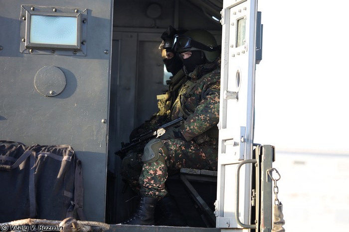 Đặc nhiệm Nga được chở bằng xe "Liên bang"